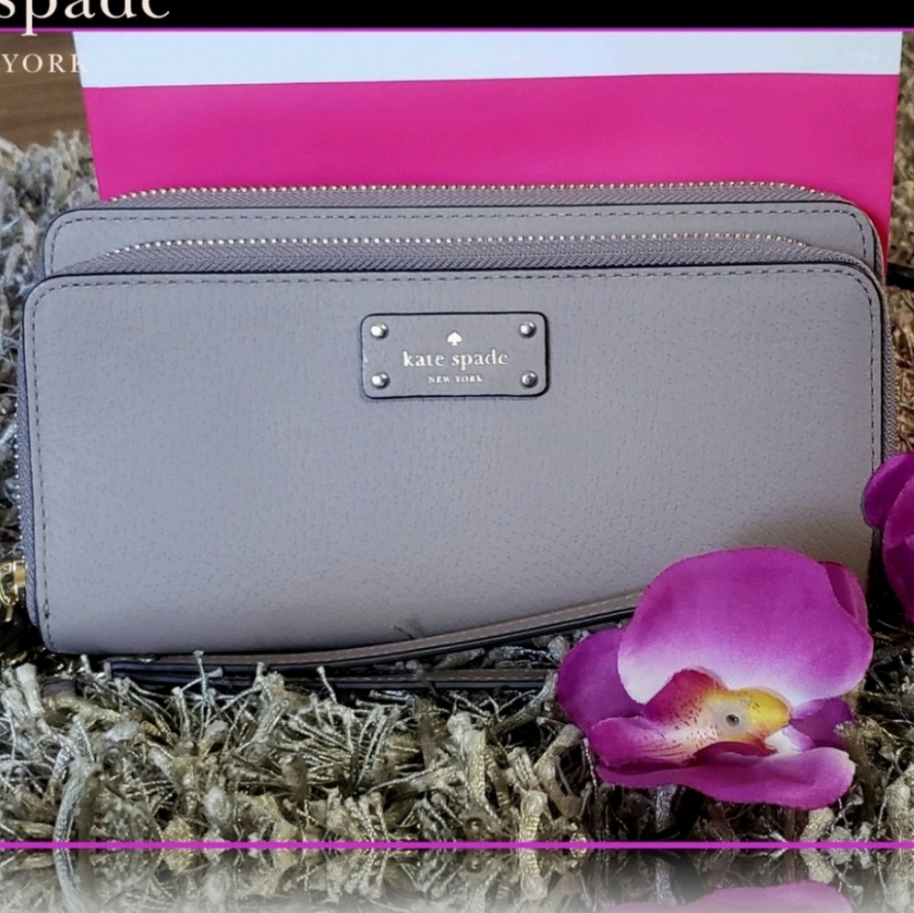 🚫 SOLD 🚫 Kate Spade Large Travel Wallet 🌺